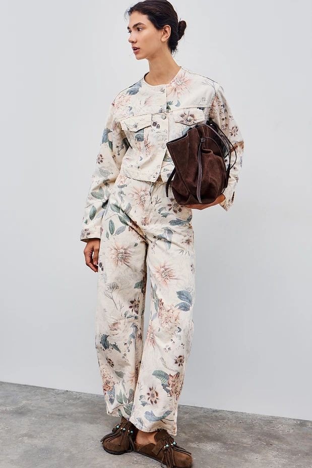 Chaqueta vaquera estampada floral con detalles de strass BSB
